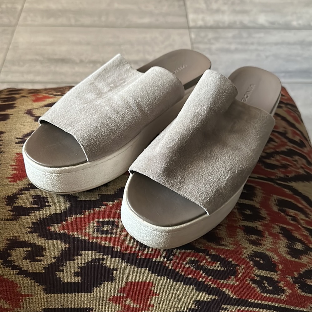 VINCE WALDORF sz 10 TAUPE SUEDE OPEN TOE SLIP-ON PLATFORM MULE